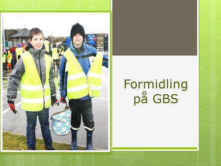 Formidling på GBS. BAGGRUND  Vi er ejet af 19 kommuner med 24 genbrugsstationer og ca. 300 skoler. Vi drifter selv de 9 af genbrugsstationerne.  Vi.
