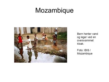 Mozambique Børn henter vand og leger ved en oversvømmet kloak. Foto: IBIS / Mozambique.