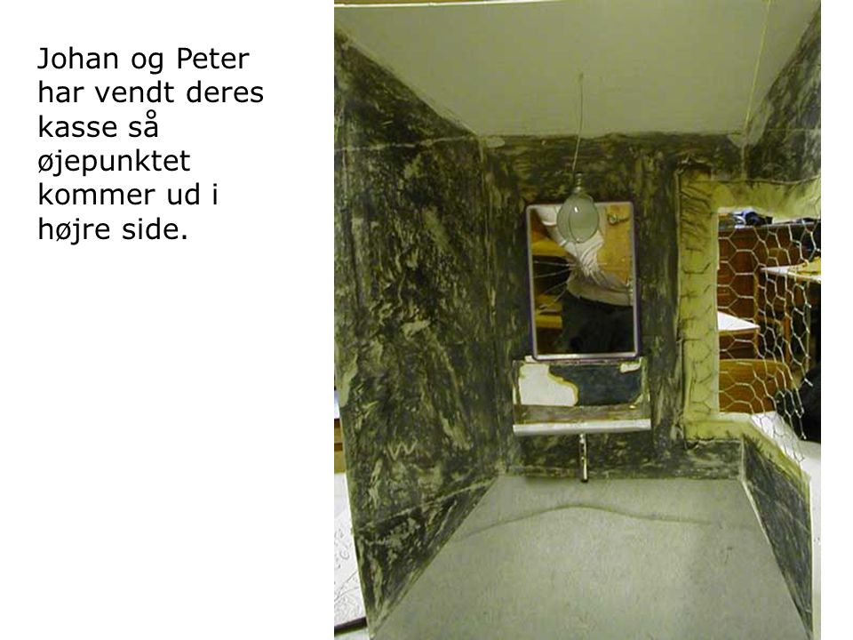 Johan og Peter har vendt deres kasse så øjepunktet kommer ud i højre side.