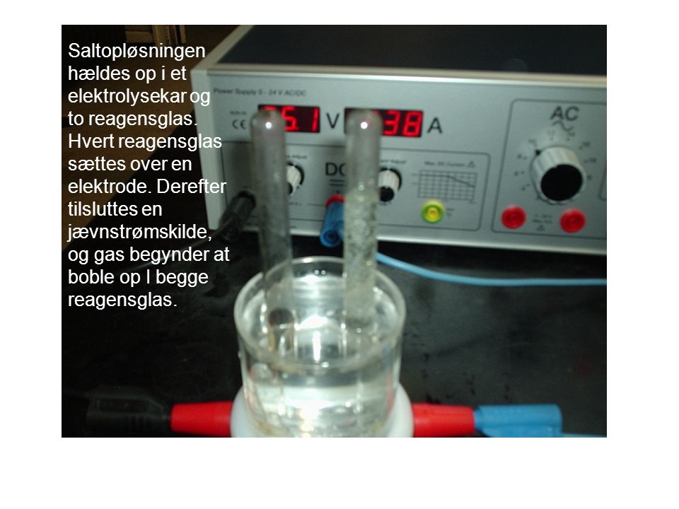 Saltopløsningen hældes op i et elektrolysekar og to reagensglas