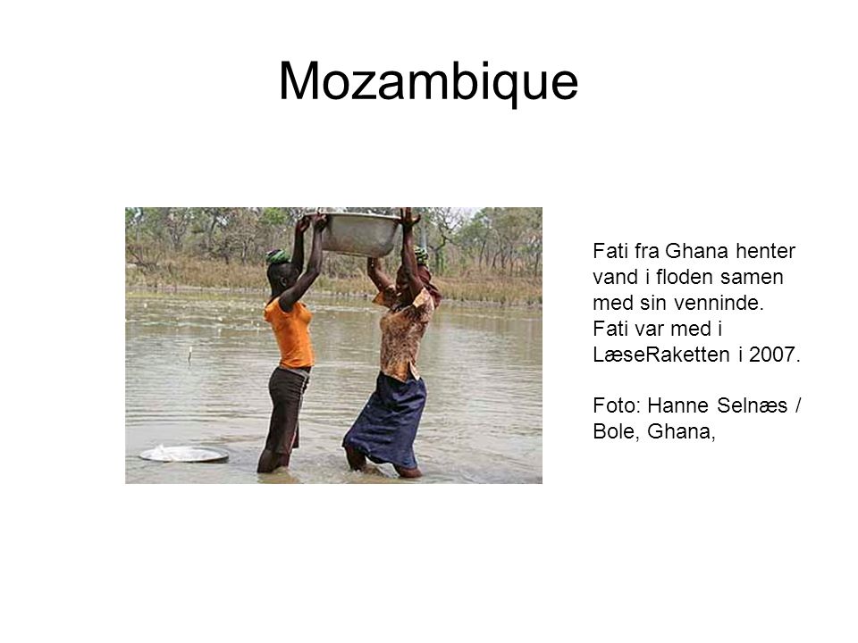 Mozambique Fati fra Ghana henter vand i floden samen med sin venninde.