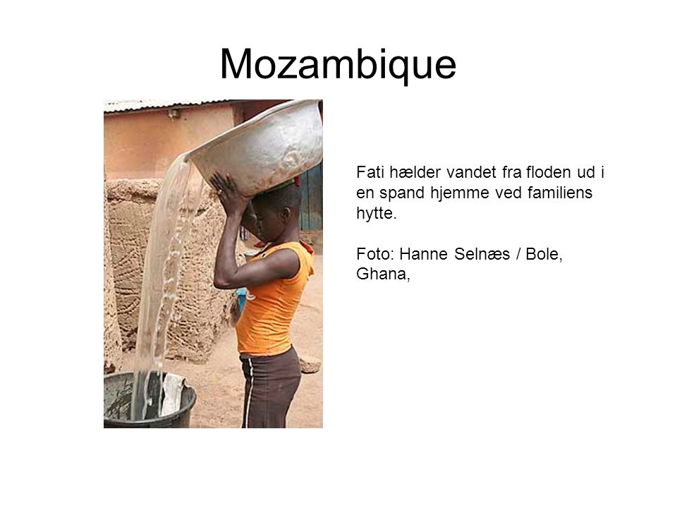 Mozambique Fati hælder vandet fra floden ud i en spand hjemme ved familiens hytte.