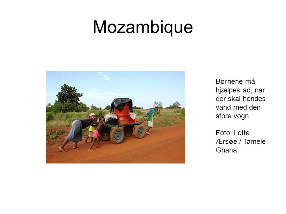 Mozambique Børnene må hjælpes ad, når der skal hendes vand med den store vogn.