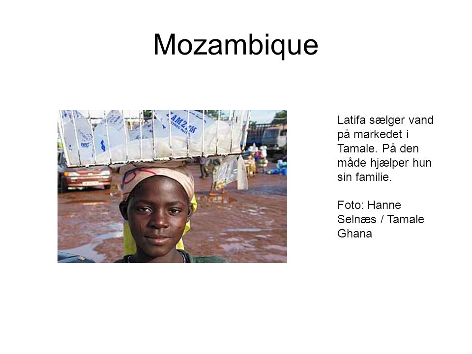 Mozambique Latifa sælger vand på markedet i Tamale.