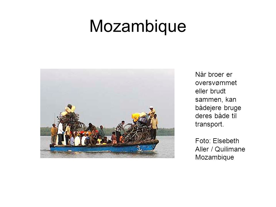 Mozambique Når broer er oversvømmet eller brudt sammen, kan bådejere bruge deres både til transport.